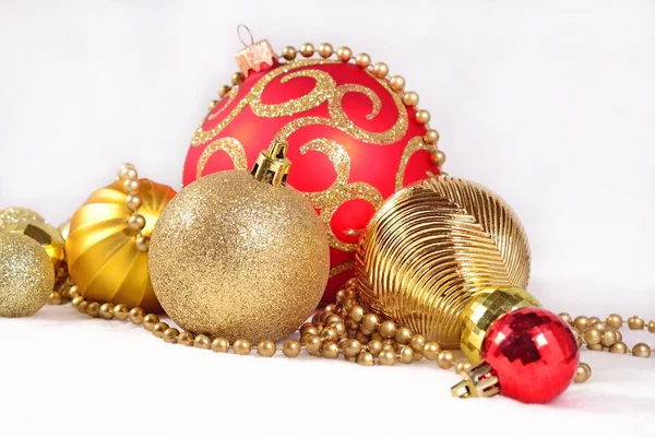 Decorações de Natal douradas e vermelhas em um branco — Fotografia de Stock