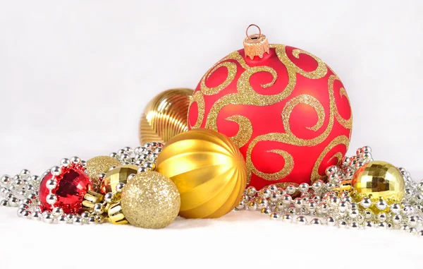 Goldener, silberner und roter Weihnachtsschmuck auf weißem Grund — Stockfoto