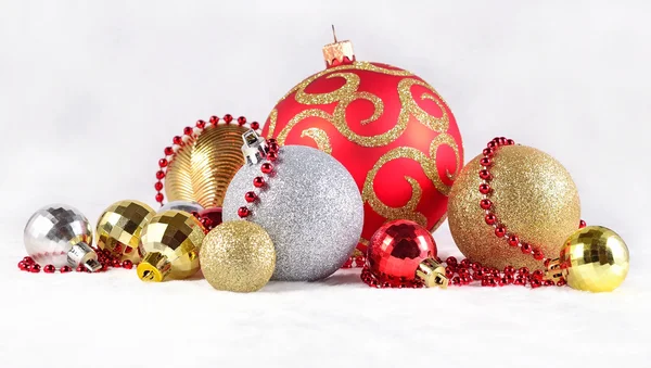 Décorations de Noël dorées, argentées et rouges sur un blanc — Photo
