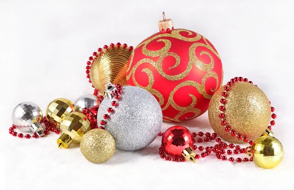 Fehér arany, ezüst és piros karácsonyi díszek — Stock Fotó