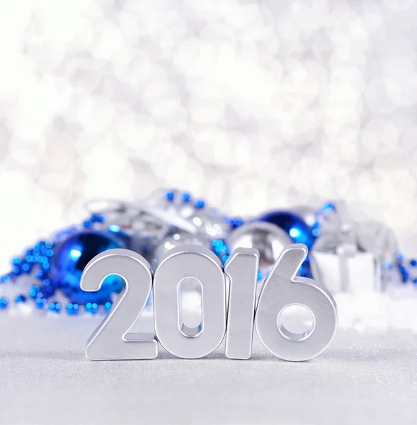 2016 yılı rakamları ve gümüş gümüş ve mavi Noel süsleri — Stok fotoğraf