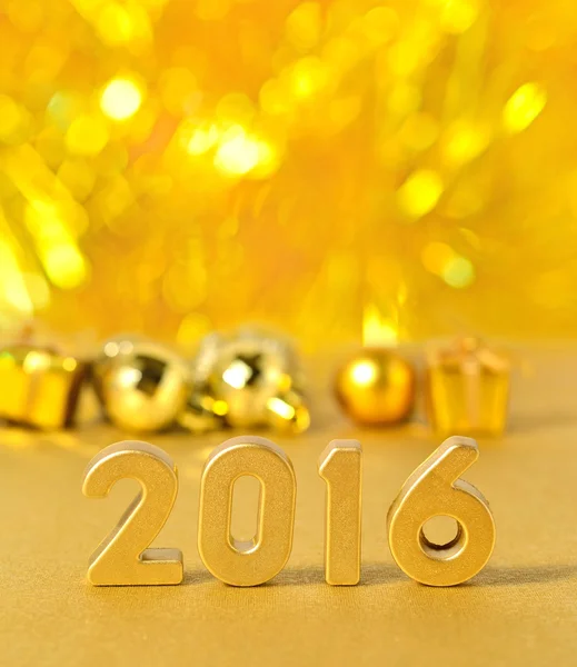 2016 année chiffres dorés et décorations de Noël dorées — Photo