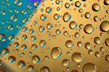 renkli arka plan üzerinde su damlaları