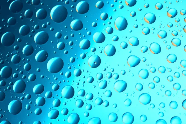 Kapky vody na modrém pozadí — Stock fotografie