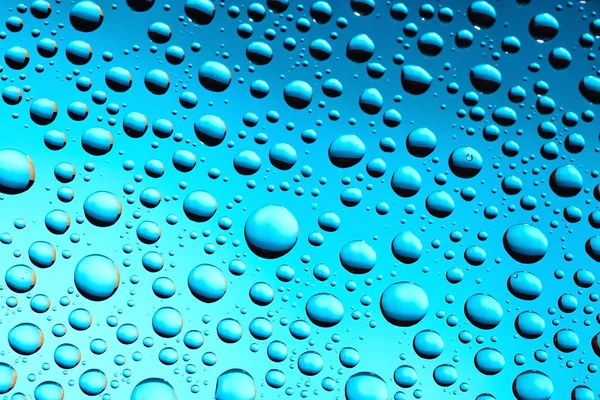 Gotas de água em fundo azul — Fotografia de Stock