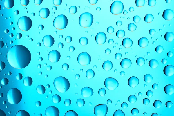 Gotas de água em fundo azul — Fotografia de Stock