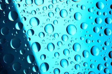 Mavi Arkaplanda Su Damlaları