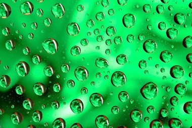 Yeşil arkaplanda su damlaları