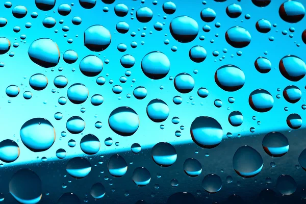 Gotas de agua sobre fondo azul — Foto de Stock