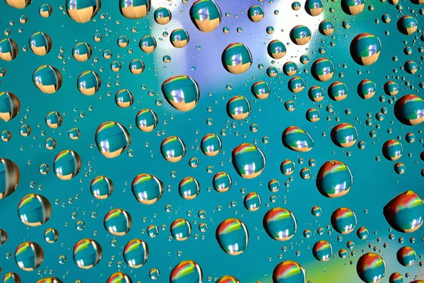 Gotas de água no fundo colorido — Fotografia de Stock