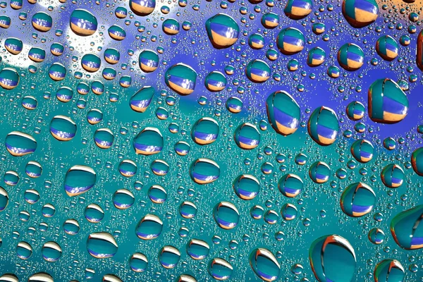 Gocce d'acqua su sfondo colorato — Foto Stock