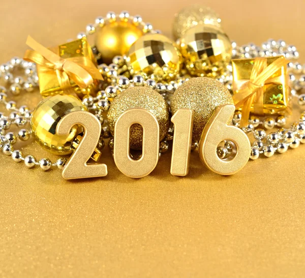 Számok 2016 év arany és arany karácsonyi díszek — Stock Fotó