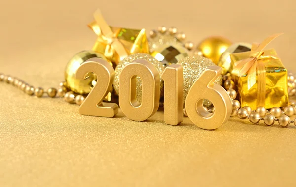 2016 jaar Gouden cijfers en gouden kerstversieringen — Stockfoto