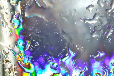 renkli arka plan üzerinde su damlaları