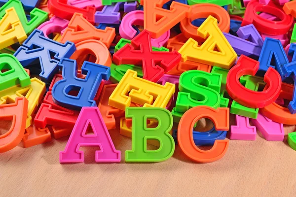 Lettere alfabeto di plastica colorata ABC — Foto Stock