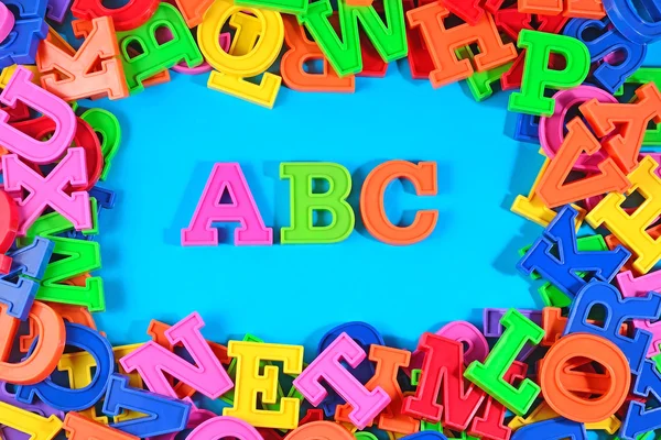 プラスチック着色されたアルファベット abc — ストック写真