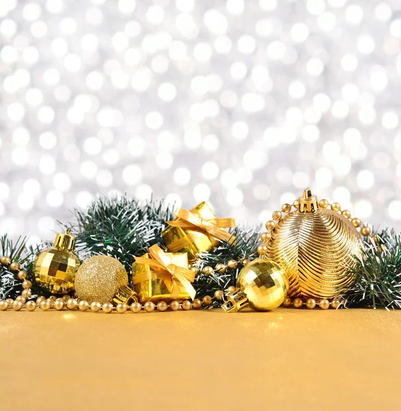 Decoraciones navideñas sobre fondo plateado — Foto de Stock