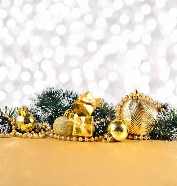 Gümüş arka plan üzerinde Noel süsleri — Stok fotoğraf