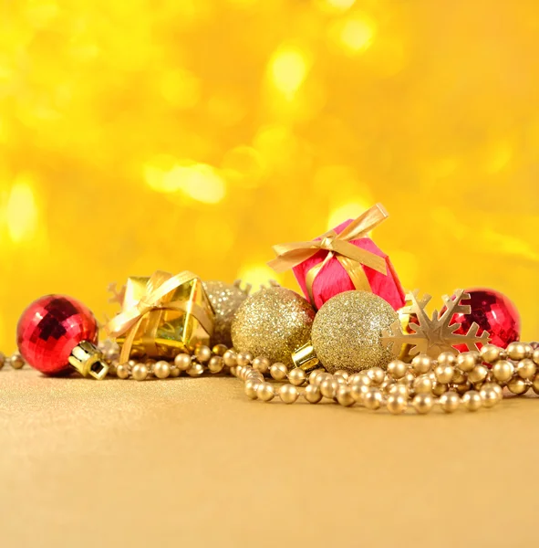 Zlaté a červené vánoční ozdoby — Stock fotografie