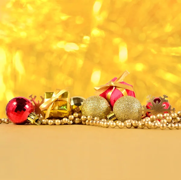 Złote i czerwone ozdoby świąteczne — Zdjęcie stockowe