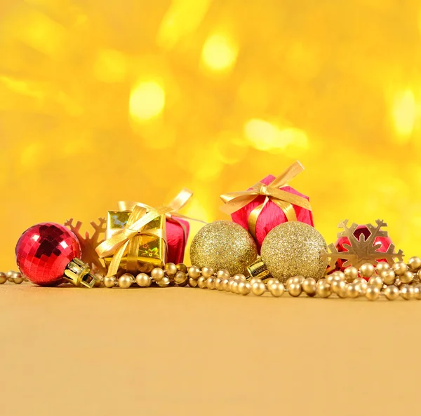 Gouden en rood kerstversiering — Stockfoto