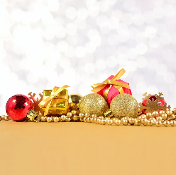 金色和红色圣诞装饰品 — 图库照片