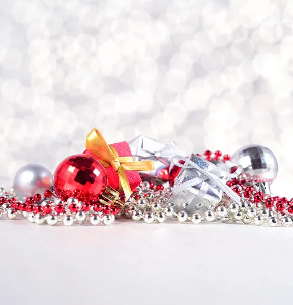 Sølv og røde julepynt – stockfoto