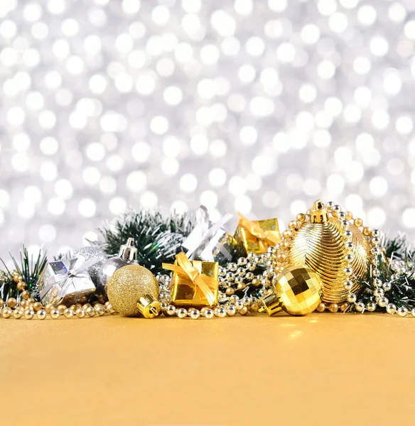 Weihnachtsdekoration auf silbrigem Hintergrund — Stockfoto