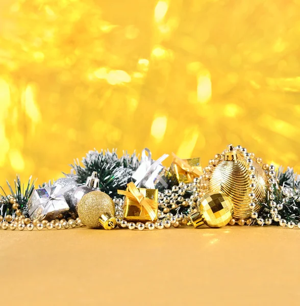 Decoraciones de Navidad sobre un fondo dorado —  Fotos de Stock