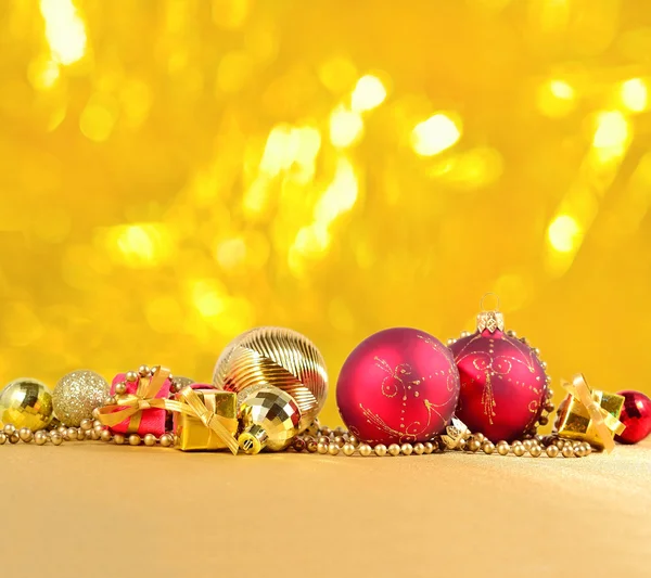Gull- og rød julepynt – stockfoto