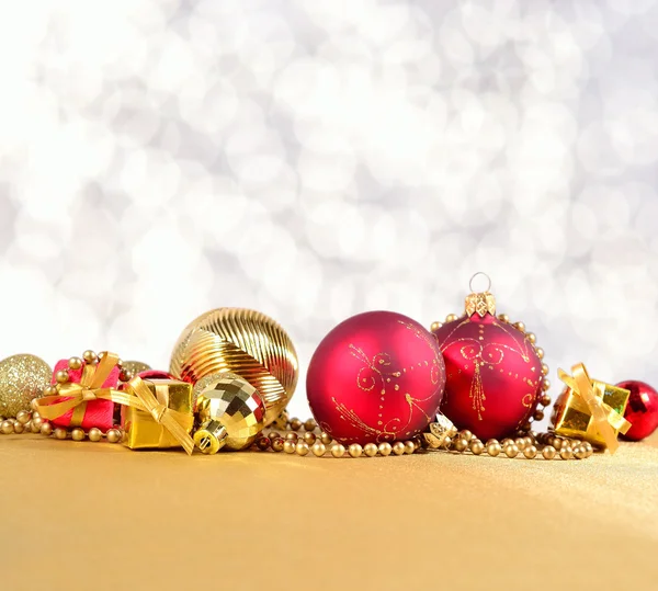 Decorações de Natal douradas e vermelhas — Fotografia de Stock