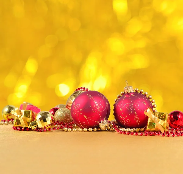 Gouden en rood kerstversiering — Stockfoto