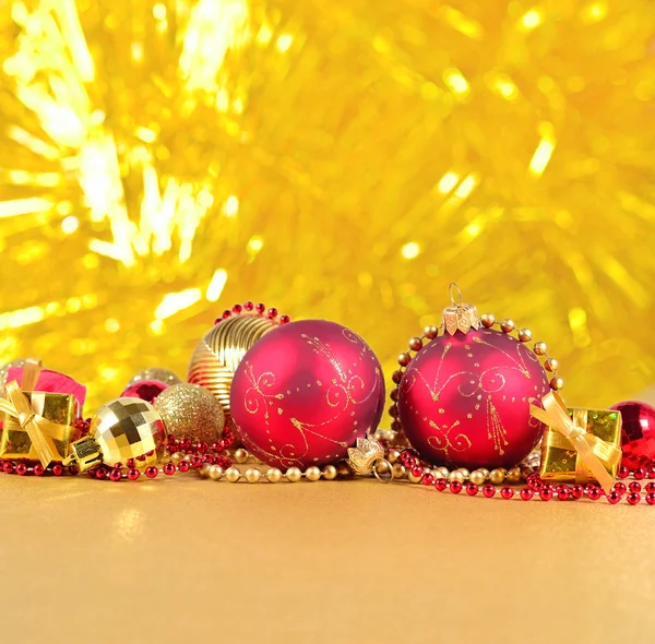 Decoraciones de Navidad doradas y rojas — Foto de Stock