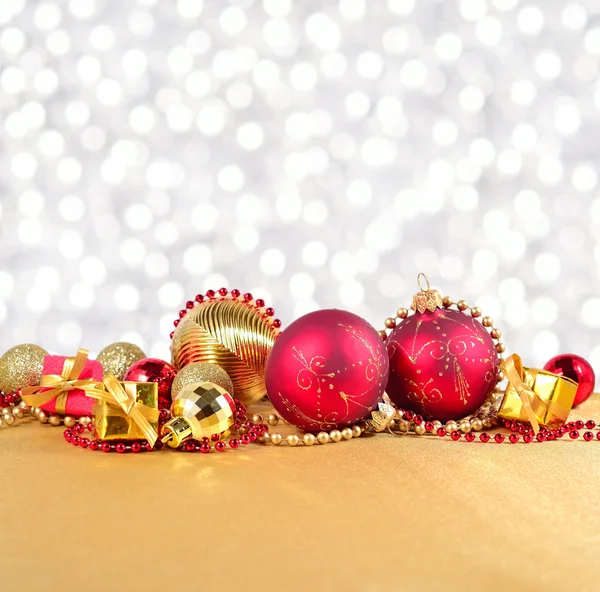 Decoraciones de Navidad doradas y rojas — Foto de Stock