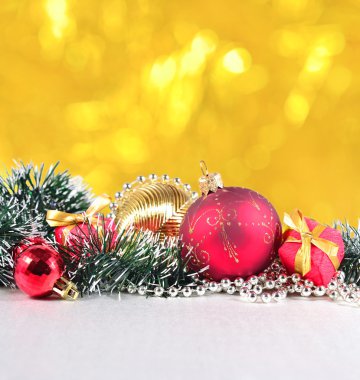 Altın arkaplanda noel süslemeleri