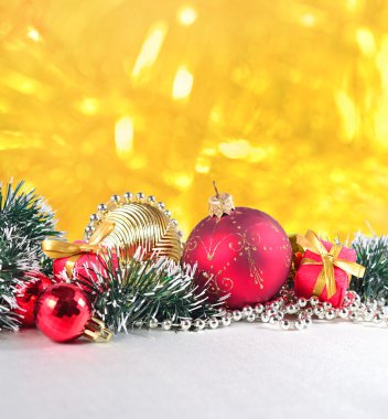 Altın arkaplanda noel süslemeleri