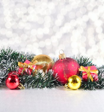 Gümüş arka plan üzerinde Noel süsleri