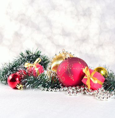 Gümüş arka plan üzerinde Noel süsleri