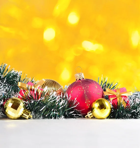 Decorações de Natal em um fundo dourado — Fotografia de Stock