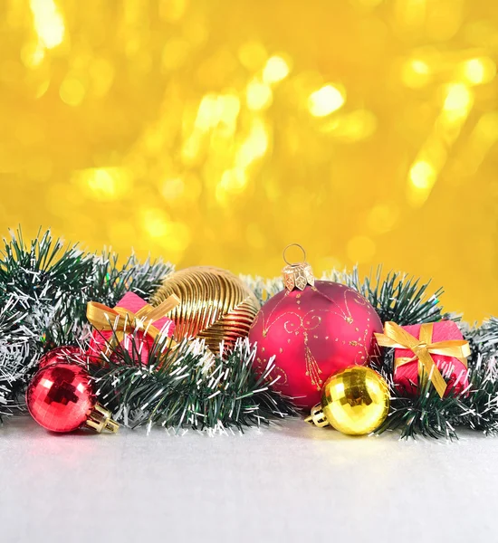 Decoraciones de Navidad sobre un fondo dorado —  Fotos de Stock