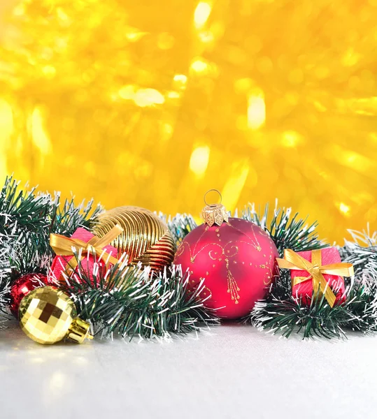 Рождественские украшения на золотом фоне — стоковое фото