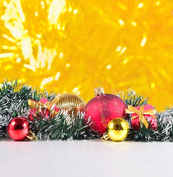 Weihnachtsdekoration auf goldenem Hintergrund — Stockfoto