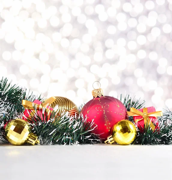 Decorazioni natalizie su sfondo argenteo — Foto Stock