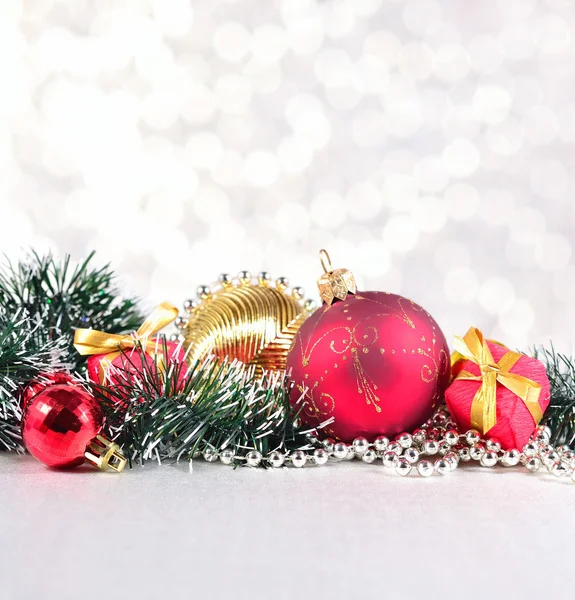 Decoraciones navideñas sobre fondo plateado —  Fotos de Stock