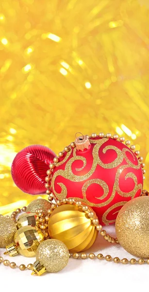 Decorações de Natal douradas e vermelhas — Fotografia de Stock