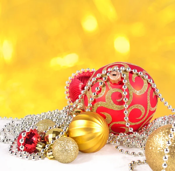 Arany, ezüst és piros karácsonyi díszek — Stock Fotó