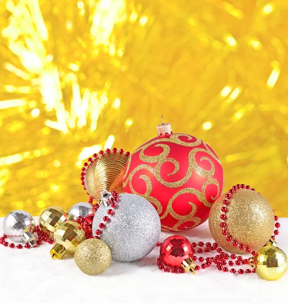 Arany, ezüst és piros karácsonyi díszek — Stock Fotó