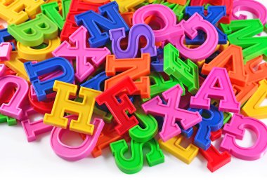 Bir beyaz renkli plastik alfabesi harfleri