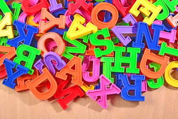 Letras coloridas do alfabeto plástico — Fotografia de Stock