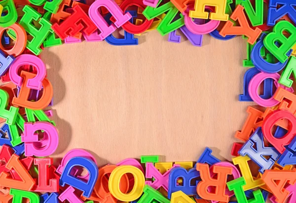 Рамка з пластикових барвистих літер алфавіту — стокове фото